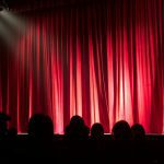 jaki wybrać strój do teatru
