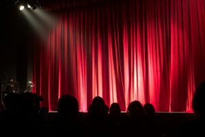 jaki wybrać strój do teatru
